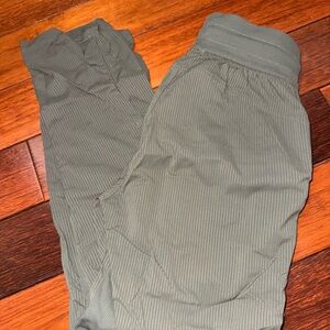 lululemon Dance Studio Pants Cropped in Sage